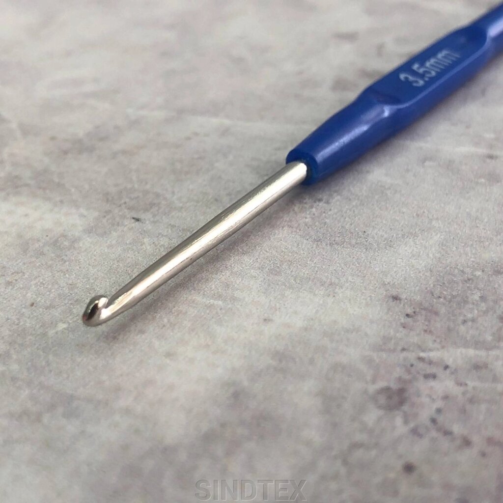 Гачок для в'язання Sindtex синій #3,5 з пластиковою ручкою від компанії SINDTEX - фото 1