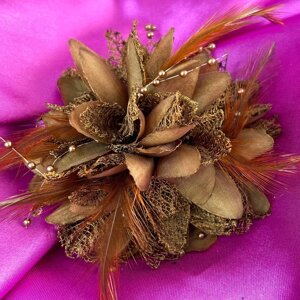Брошка-резинка квітка з пір'ям 9 см, тканина - коричневий в Одеській області от компании SINDTEX