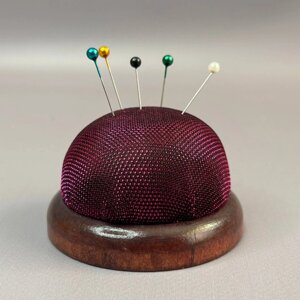 Голниця на дерев'яній основі 7 см - малинова