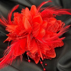 Брошка-резинка квітка з пір'ям 9 см, тканина - червоний в Одеській області от компании SINDTEX