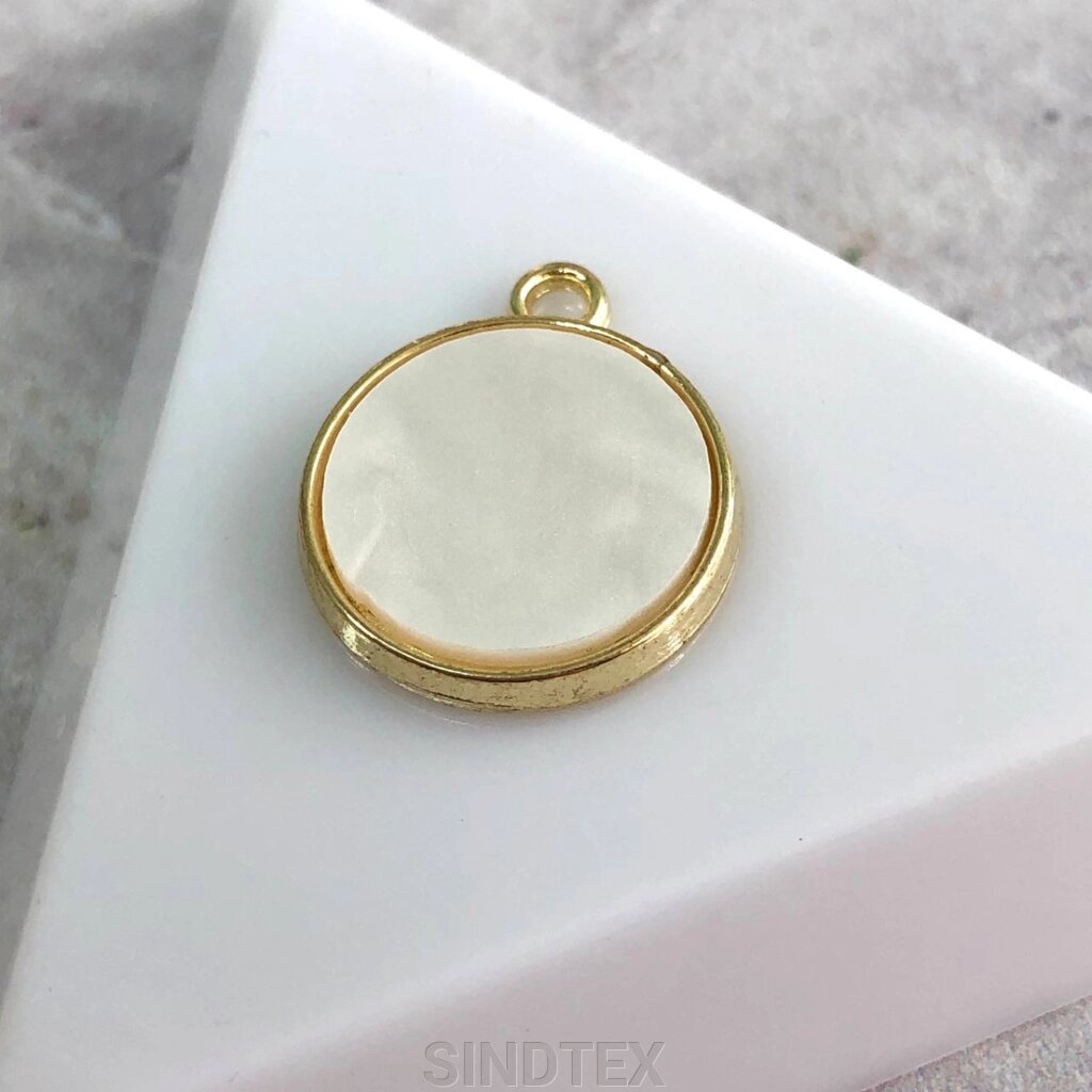 Підвіска металева "Кругла з перламутром" 17 мм, - білий у золоті від компанії SINDTEX - фото 1