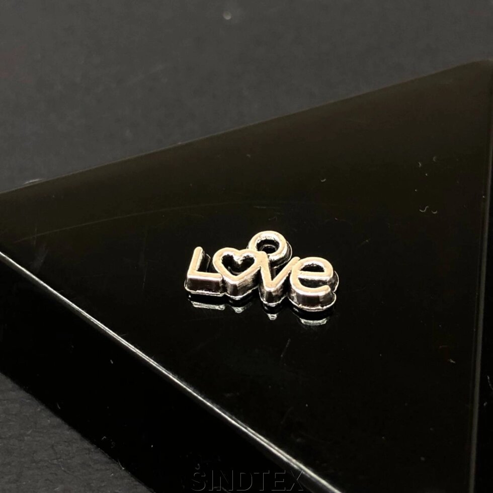 Підвіска металева "Love" 7х13 мм, колір Сталь від компанії SINDTEX - фото 1