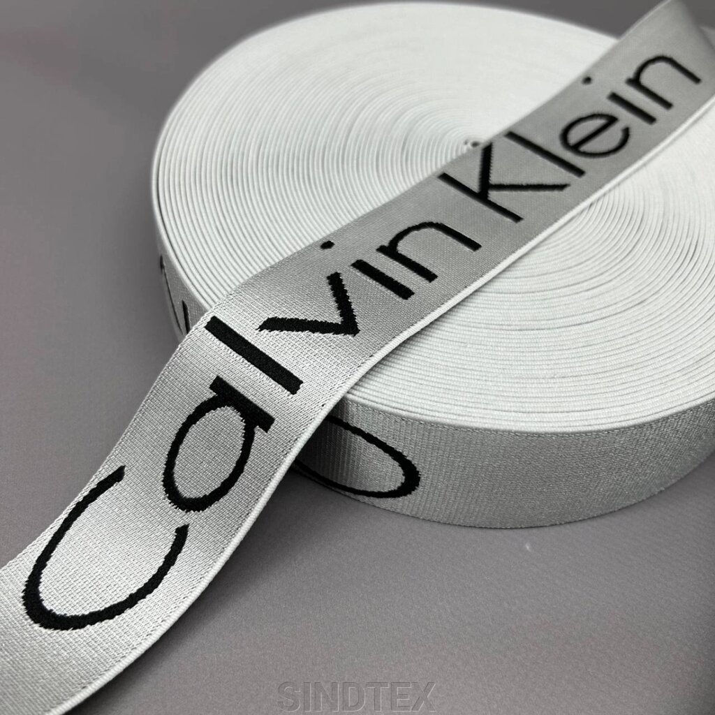 Резинка на відріз брендована CK 4 см - атлас срібло від компанії SINDTEX - фото 1