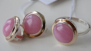 Кільце срібне з натуральним рожевим кварцом і золотою вставкою