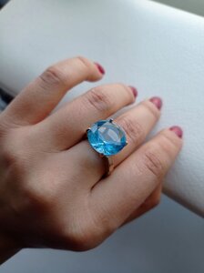 Срібне кільце з золотою пластиною і блакитним каменем цирконієм срібло 925 жіночий перстень Топаз