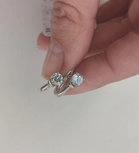 Жіночі Срібні сережки з білим каменем фианитом на англійській застібці срібло 925 проби (tree love)