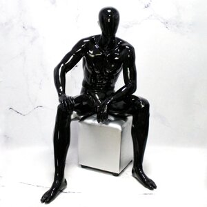 Манекен чоловічий чорний сидячий глянсовий (лакований) вітринний для магазину одягу