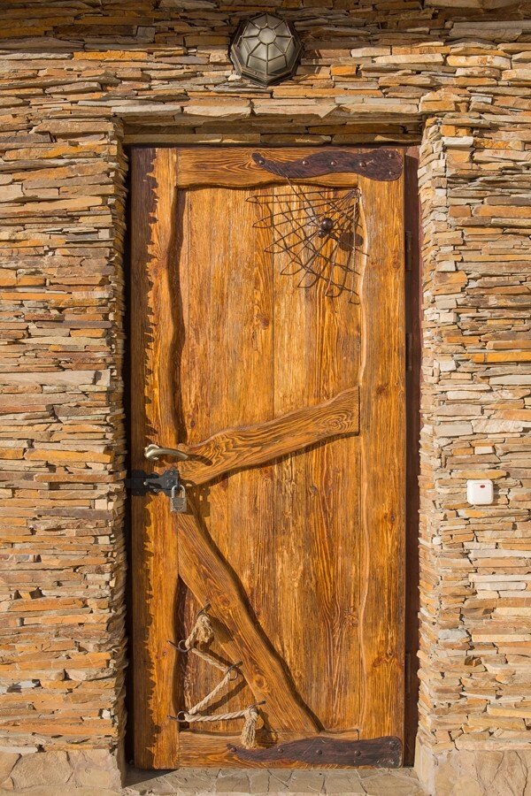 Двері дерев'яні з масиву вхідні №9 від компанії Столярна майстерня Гюмрі - фото 1