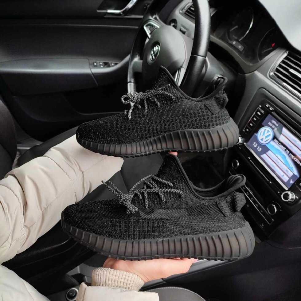 Чоловічі кросівки Adidas YEEZY BOOST 350 V2 рефлективні Triple Black від компанії Premium - фото 1