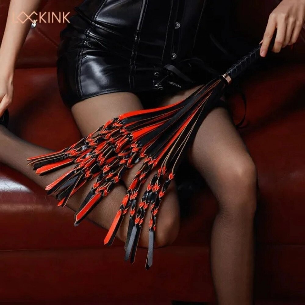 Флоггер з вузликами на хвостах та текстурованою ручкою Lockink, шкіряний, чорно-червоний, 58 см від компанії Інтернет магазин Персик - фото 1