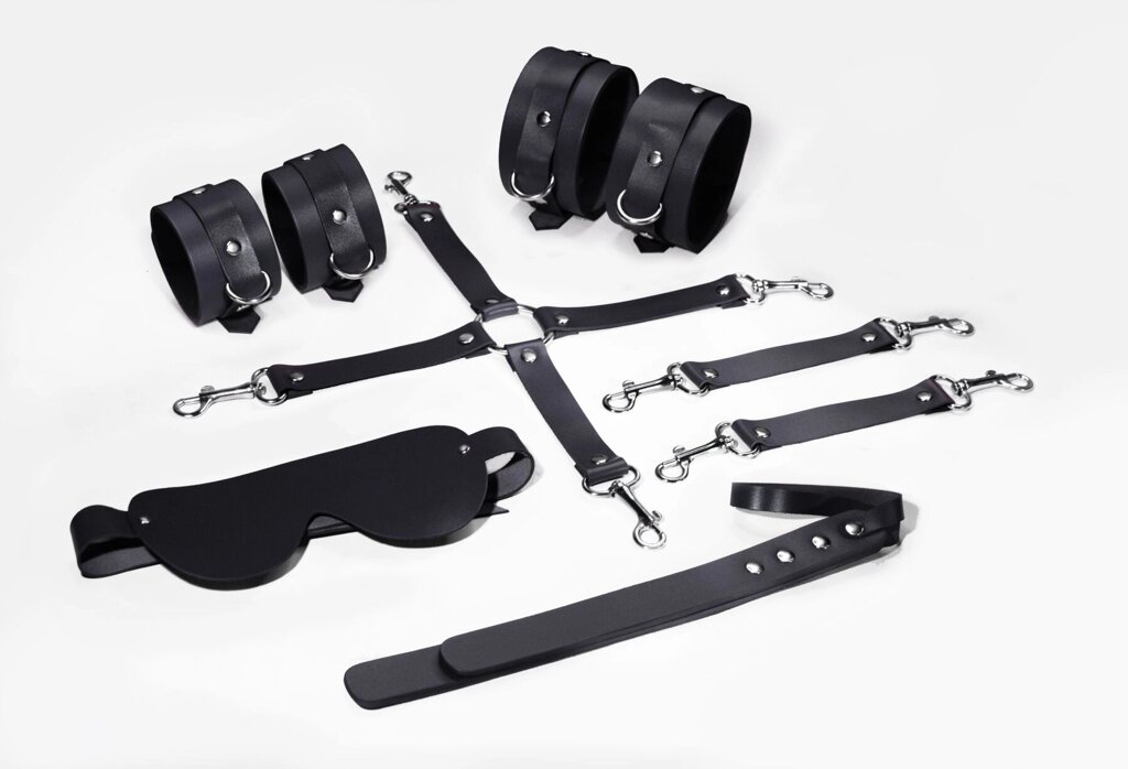Набір Feral Feelings BDSM Kit 5 Black, наручники, поножі, коннектор, маска, паддл від компанії Інтернет магазин Персик - фото 1