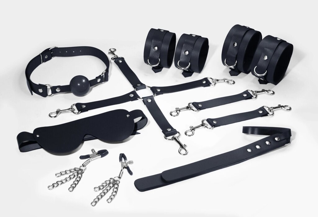 Набір Feral Feelings BDSM Kit 7 Black, наручники, поножі, коннектор, маска, паддл, кляп, затискачі від компанії Інтернет магазин Персик - фото 1