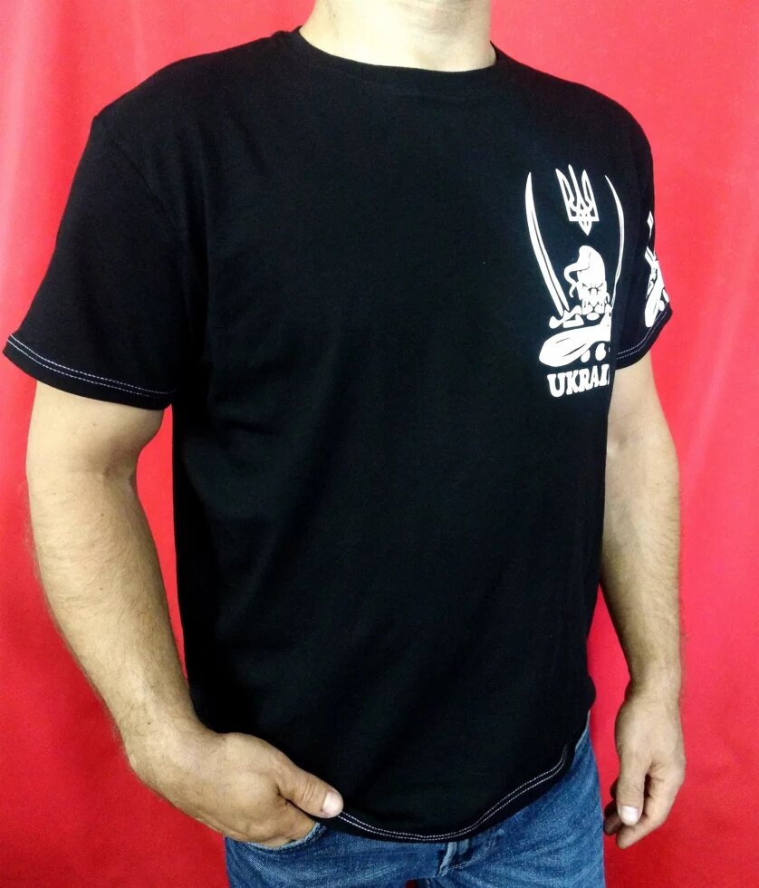 Чорна футболка великого розміру з принтом українського Козака від компанії Чоловічий одяг великих розмірів - фото 1
