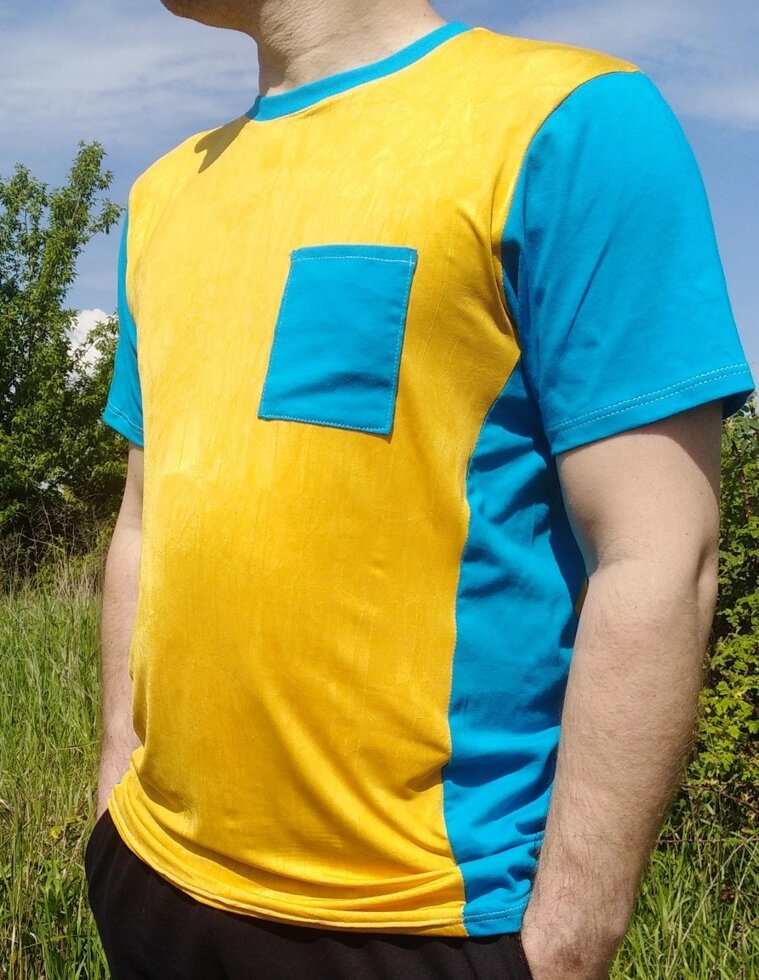 Футболка жовто-блакитна великого розміру від компанії Чоловічий одяг великих розмірів - фото 1