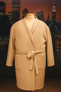 Чоловічий халат великого розміру з бежевого вафельного полотна.