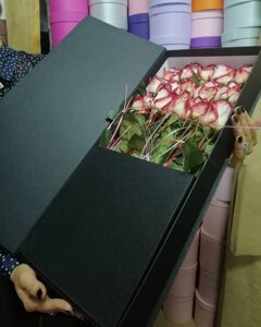 Коробка для троянд із відкидною кришкою на стрічках 60х25х8 (висота) см