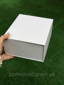 Подарункова коробка біла на магніті середня 23,5х17,5х9 см