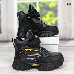 Зимові черевики для хлопчика чорного кольору з жовтим на овчини y. Зверху