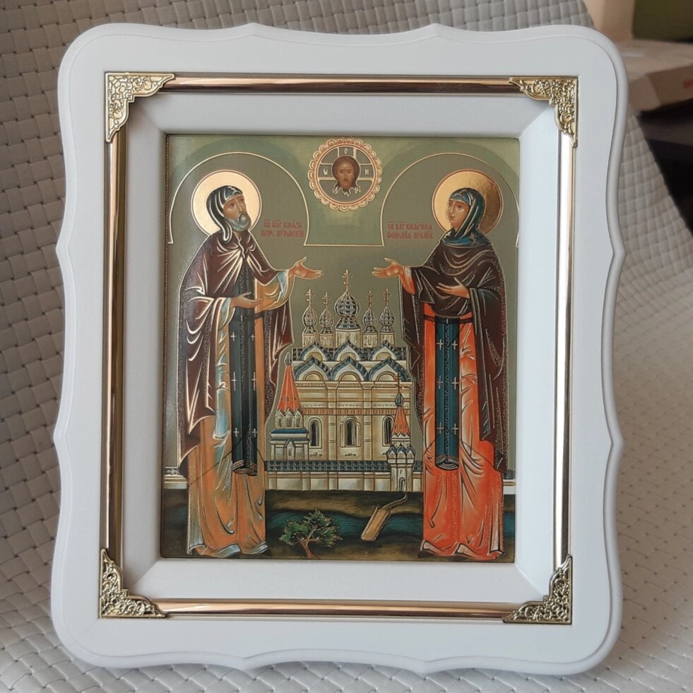 Ікона Петро і Февронія у білому фігурному кіоті з декоративними куточками, розмір кіота 24*21, лік 15*18 - гарантія