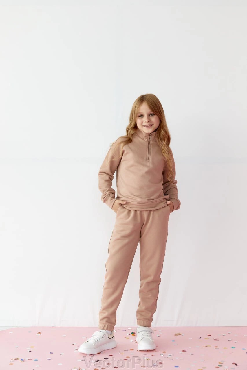 Дитячий костюм худі і джогери для дівчинки колір мокко р. 128 438612 від компанії VectorPlus - фото 1