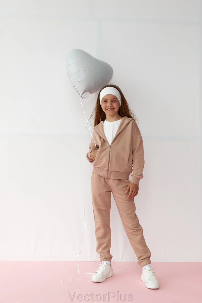 Дитячий костюм худі і джогери для дівчинки колір мокко р. 128 438615 від компанії VectorPlus - фото 1