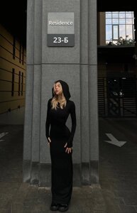 Жіноча тепла сукня міді з капюшоном колір чорнийЖіноча тепла сукня міді з капюшоном колір чорний