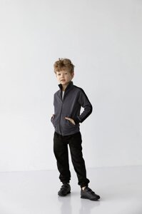 Спортивний костюм для хлопчика графітового кольору з чорною рікою. 128 407237