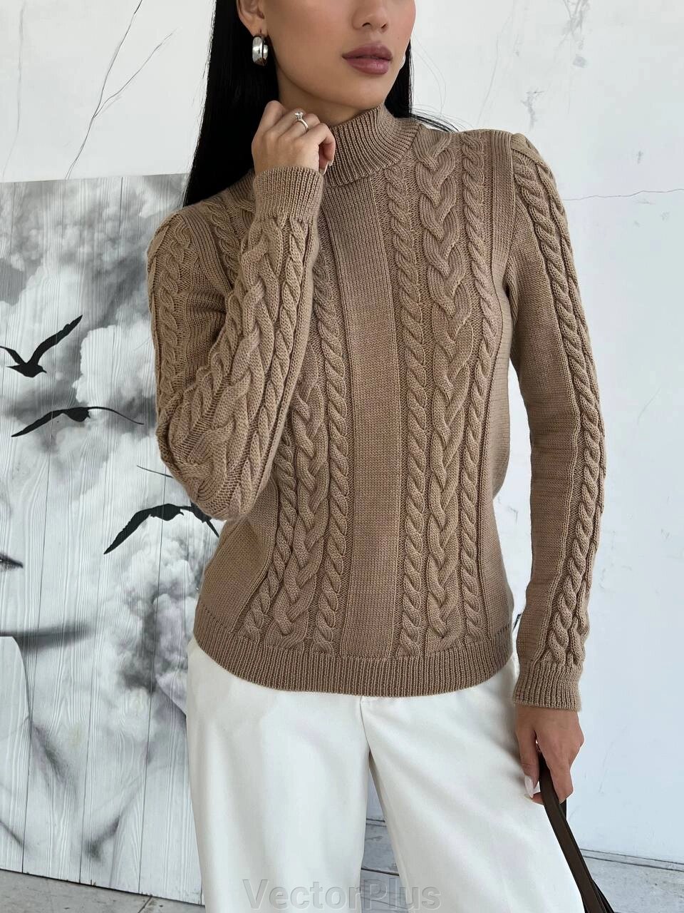 В'язаний жіночий светр з візерунком коси колір кемел р. 42/46 443570 від компанії VectorPlus - фото 1