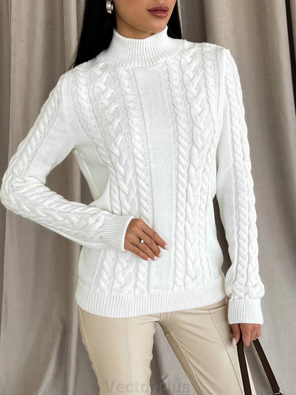 В'язаний жіночий светр з візерунком коси колір молочний р. 42/46 443582 від компанії VectorPlus - фото 1