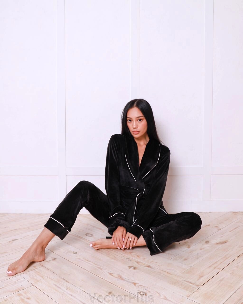 Жіноча піжама велюр Eva на запах чорного кольору нар. L 380631 від компанії VectorPlus - фото 1