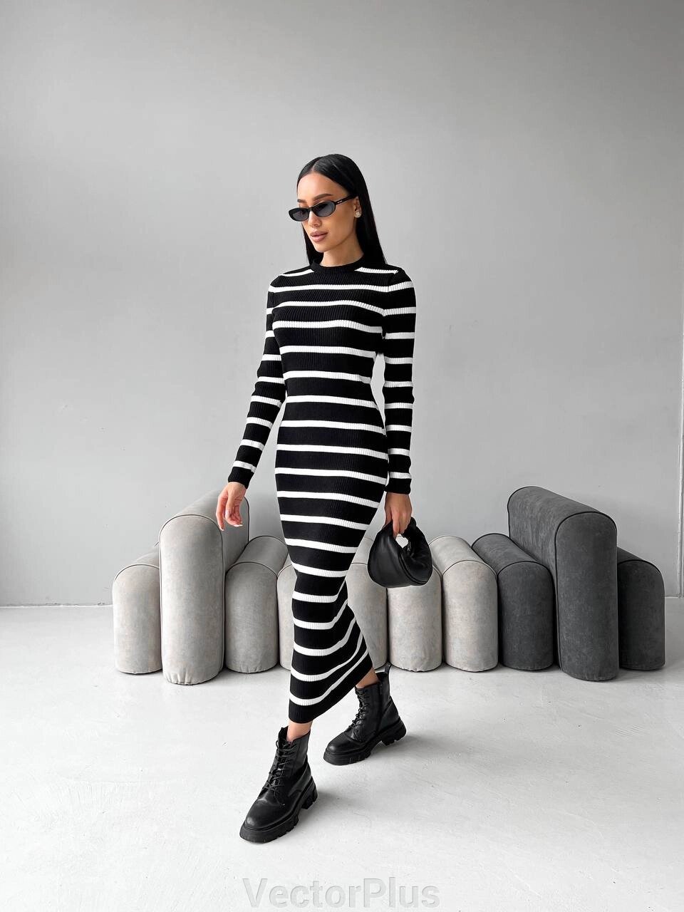 Жіноча сукня міді у смужку колір чорний-білий р. 42/46 449384 від компанії VectorPlus - фото 1