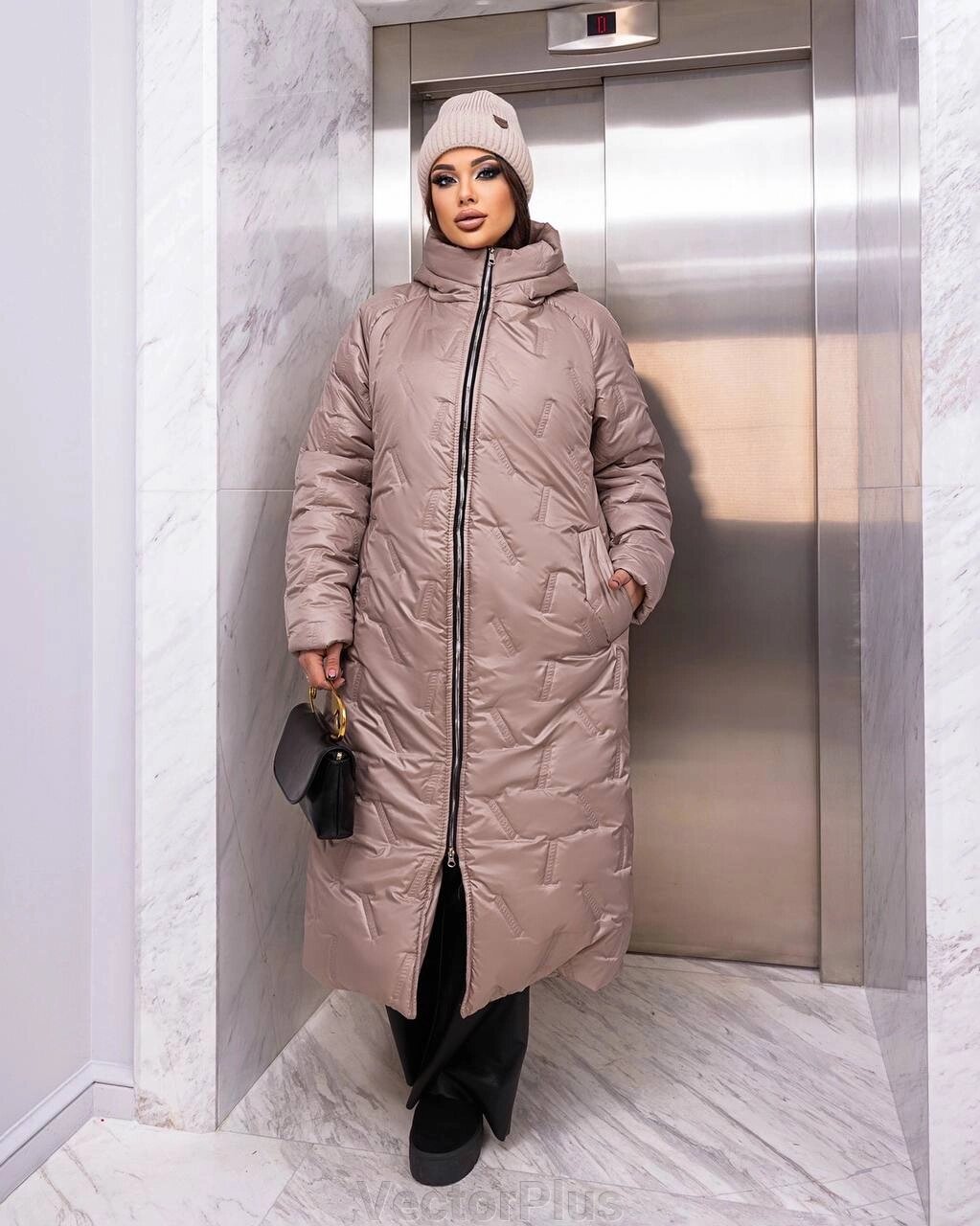 Жіноче стьобане тепле пальто колір бежевий р. 50/52 448457 від компанії VectorPlus - фото 1