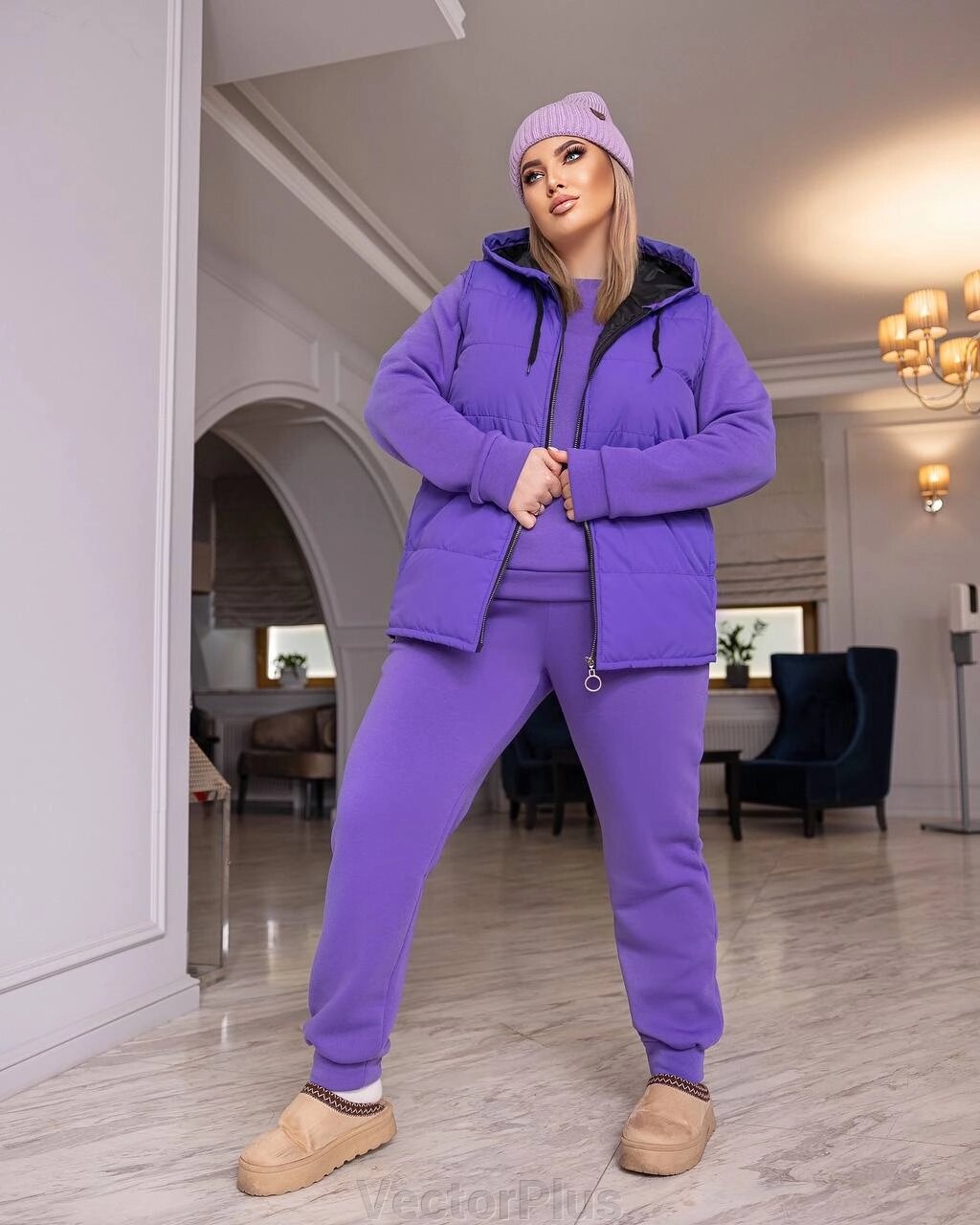 Жіночий костюм із жилеткою фіолетового кольору нар. 50/52 447979 від компанії VectorPlus - фото 1