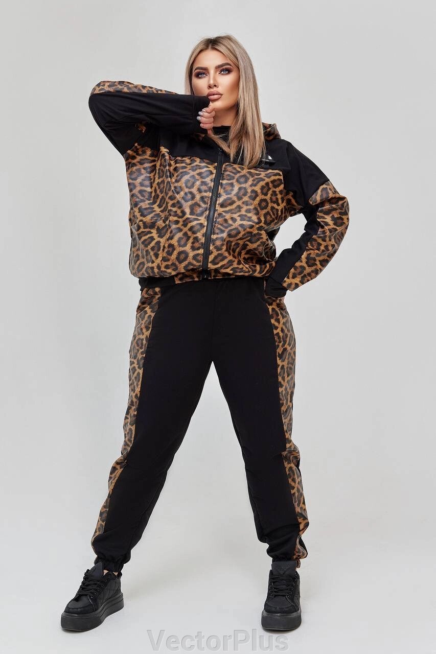Жіночий костюм колір чорний принт леопард р. 48/50 448860 від компанії VectorPlus - фото 1