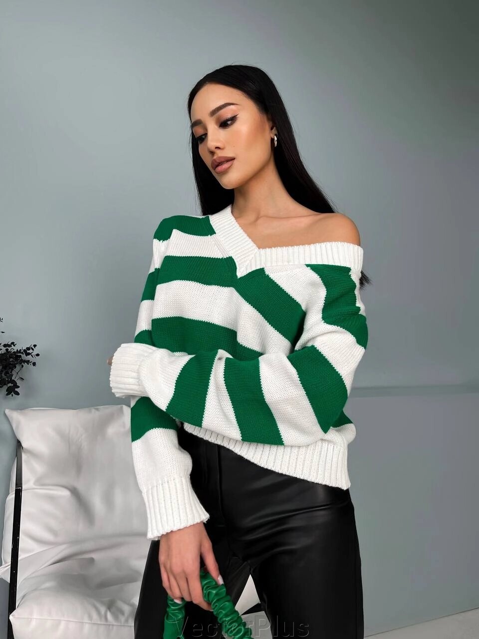 Жіночий светр з V-образним вирізом колір молочний-зелений р. 42/46 432195 від компанії VectorPlus - фото 1