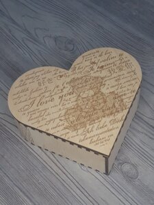 Дерев'яна подарункова скринька у формі серця із гравіюванням