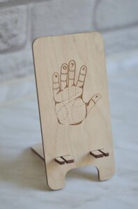 Дерев'яна підставка для телефону з гравіруванням "Рука"