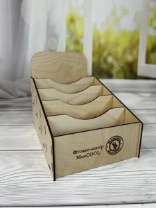 Дерев'яний виставковий стенд для батончиків. Стійка, стелаж, гірка для товару