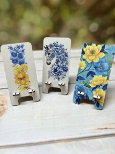 Дерев'яна підставка під телефон з квітковими орнаментами