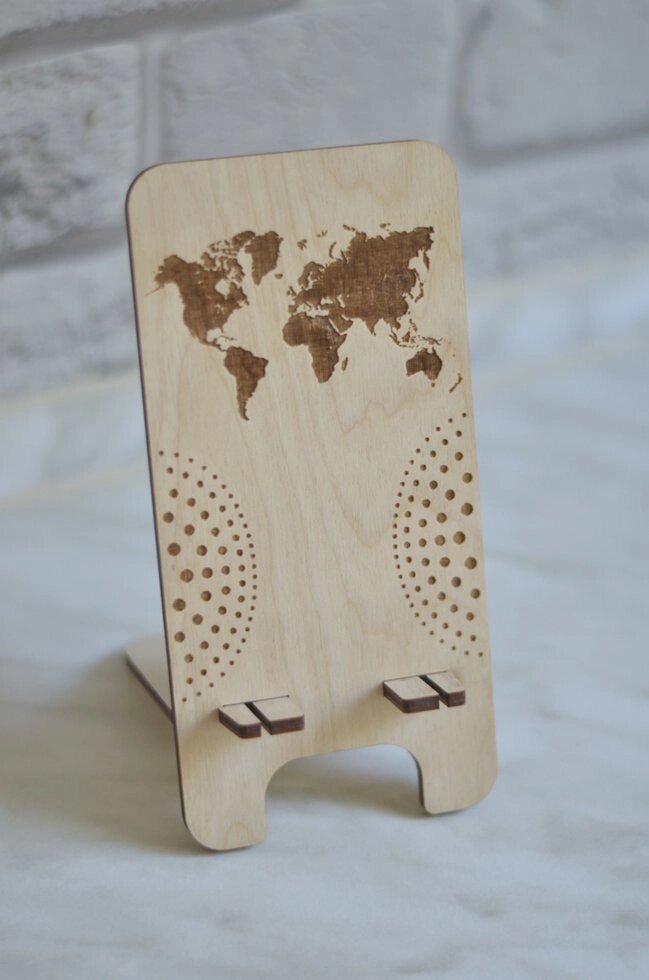 Дерев&#039;яна підставка для телефону з гравіруванням &quot;Карта світу&quot; - інтернет магазин
