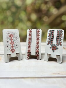 Дерев'яна підставка під телефон з вишиванкою