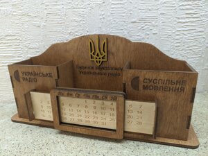 Іменна дерев'яна підставка для канцелярії з вічним календарем