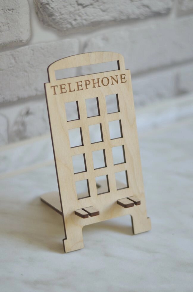 Дерев&#039;яна підставка для телефону з гравіруванням &quot;Телефонна будка&quot; - особливості
