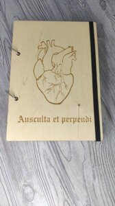 Блокнот в дерев'яній обкладинці з гравіюванням для лікаря в Харківській області от компании Интернет-магазин "Cherry-Craft" - производство сувениров из дерева