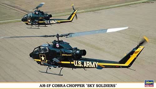 AH-1F Cobra Chopper "Sky Soldiers". У наборі 2 моделі вертольота в масштабі 1/72. HASEGAWA 00913 від компанії Хоббінет - збірні моделі - фото 1