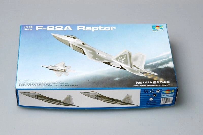 Американський винищувач F-22A Raptor. Пластикова модель в масштабі 1/144. TRUMPETER 01317 від компанії Хоббінет - збірні моделі - фото 1