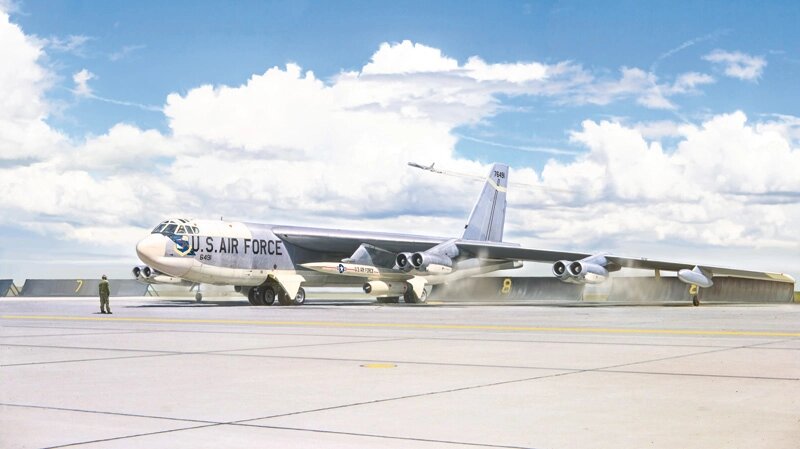 Boeing B-52 Stratofortre Рання версія з ракетами Hound. Збірна модель у масштабі 1/72. ITALERI 1451 від компанії Хоббінет - збірні моделі - фото 1