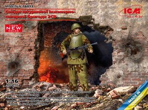 Советский солдат штурмовой инженерно-саперной бригады. Вторая мировая война. ICM 16013