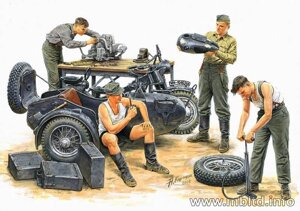 Німецькі солдати ремонтують мотоцикл. Набір фігур в масштабі 1/35. MASTER BOX 3560