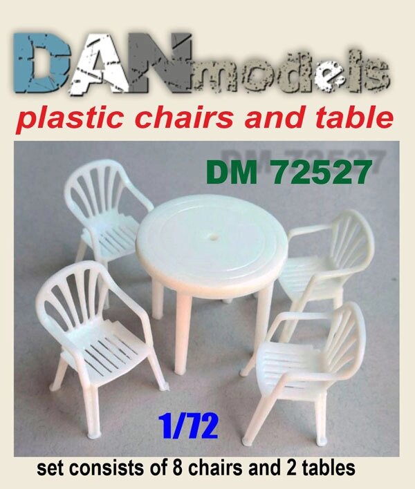 Пластикові стільці і стіл. Аксесуари для діорам. 1/72 DANMODELS DM72527 від компанії Хоббінет - збірні моделі - фото 1